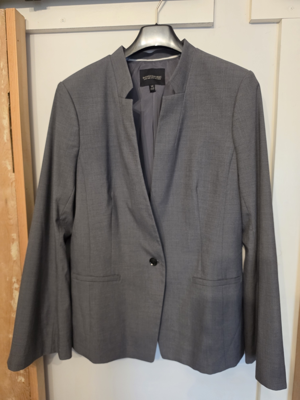 Banana Republic Women’s Gray Single-Button Collarless Blazer (14)